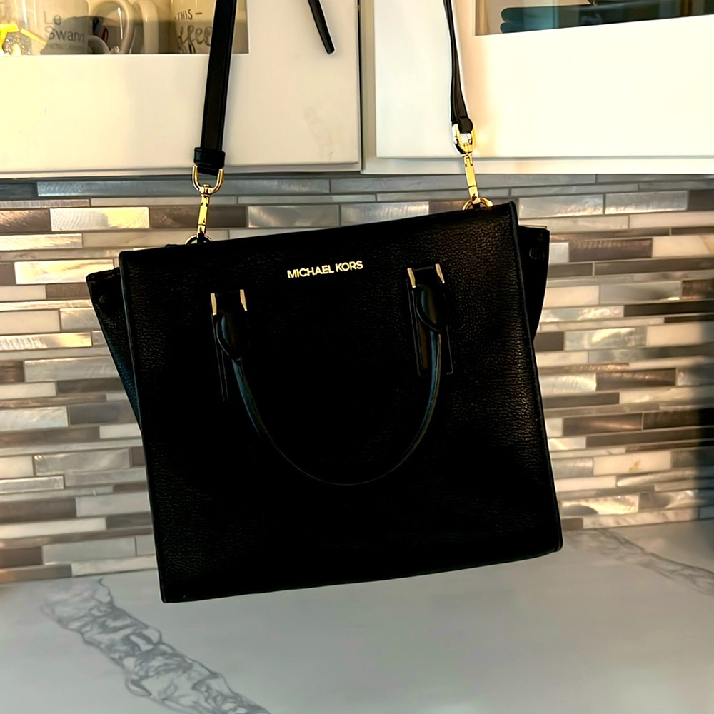 Michael Kors black shoulder bag in EUC.